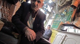 عمو شاغلام پیرمرد 70 ساله سبزواری که با خلاقیت خود استراحت گاهی جذاب برای مسافران جاده تهران - مشهد ایجاد کرده است.