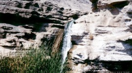 آبشاری زیبا در مجاورت غار نورآباد منبع :وبلاگ اکوتوریسم شهرستان سبزوار<br />