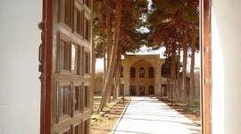 در انتهای باغ آرامگاه حکیم سبزواری، بنای زیبایی وجود دارد که قبلا اداره میراث فرهنگی شهرستان در آن قرار داشت