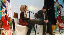 آقای مجید بقایری به همراه دختر نوجوانش فائزه بقایری که نوازنده چیره دست پیانو است برای دقایقی تمام توجه حضار را معطوف هنرنمایی خود کردند
