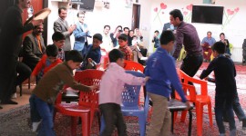 هنرمندان گروه موسیقی داروگ همچنین به دیدار کودکان بی سرپرست موسسه خیریه حاج علی ده آبادی رفتند و لحظات شادی را برای آنان به وجود آوردند