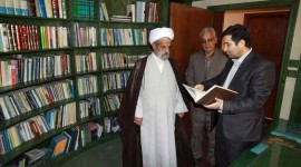حجت الاسلام والمسلمین ابراهیمی به همراه محمد مهرنیا در حال بازدید از بخش های مختلف دفتر خبرگزاری ایرنا در مشهد