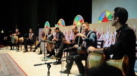 در هفتصدمین سالگرد قیام سربداران، گروه موسیقی داروگ، کنسرت نوای سربداران را در تالار کاشفی<a href="http://www.asrarnameh.com/index.php" class="seo"> سبزوار </a>اجرا کرد.     عکس از علیرضا تحجدی
