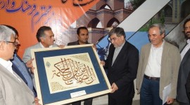 اهداء یک تابلو خط نگاره توسط هنرمندان سبزواری به وزیر فرهنگ و ارشاد اسلامی