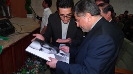 حمید حمیدیان به نمایندگی از اعضای گروه الف<a href="http://www.asrarnameh.com/index.php" class="seo"> سبزوار </a>تابلویی از نمایشگاه شمع را به دکترجنتی اهداء کرد