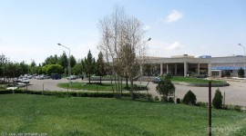 ضلع شمالی بیمارستان واسعی به مجموعه تفریحی پارک شهدای گمنام و فرهنگسرای امام رضا منتهی می شود
