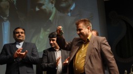 دکتر حدادنیا دبیرکنگره بین المللی سربداران نشان عالی سربداران را به محمدعلی نجفی کارگردان سریال سربداران اهدا کرد