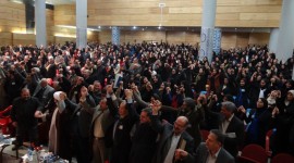 به نشانه اتحاد سربداران همه حاضران در تالار دستان یکدیگر را بالا گرفتند و سرود ای ایران را هم صدا با هم خواندند